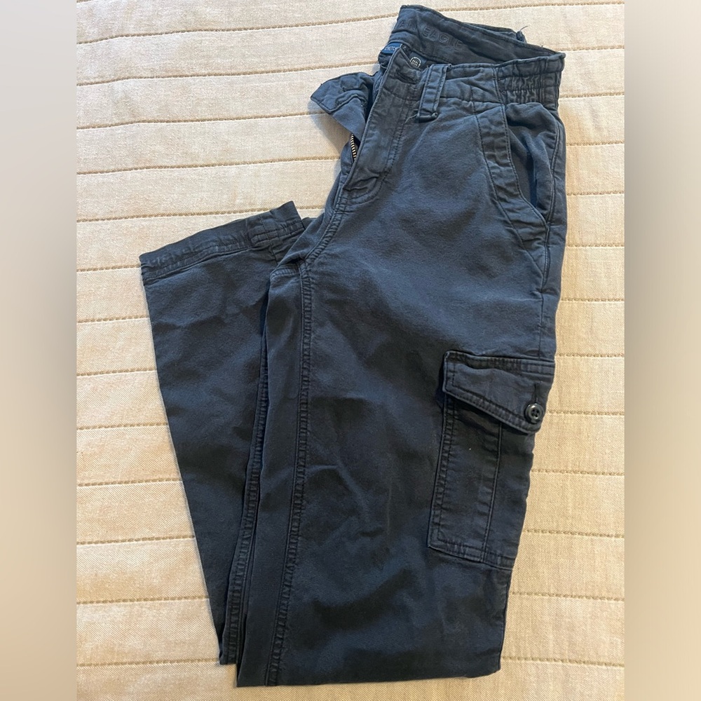 American Eagle straight leg cargo pants in black.